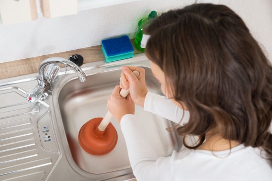 Duguláselhárítás a mosogatóban